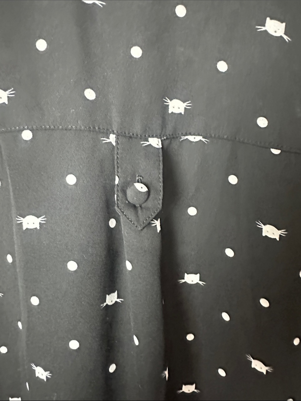 Torrid Women’s Black & White Cats V-neck Blouse Tab Roll tab Sleeves Size 1 - Picture 3 of 10
